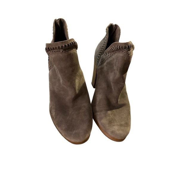 Vince Camuto Fileana Gray Suede Ankle Boots Laser Cut Block Heel Womens 9M - Picture 2 of 6